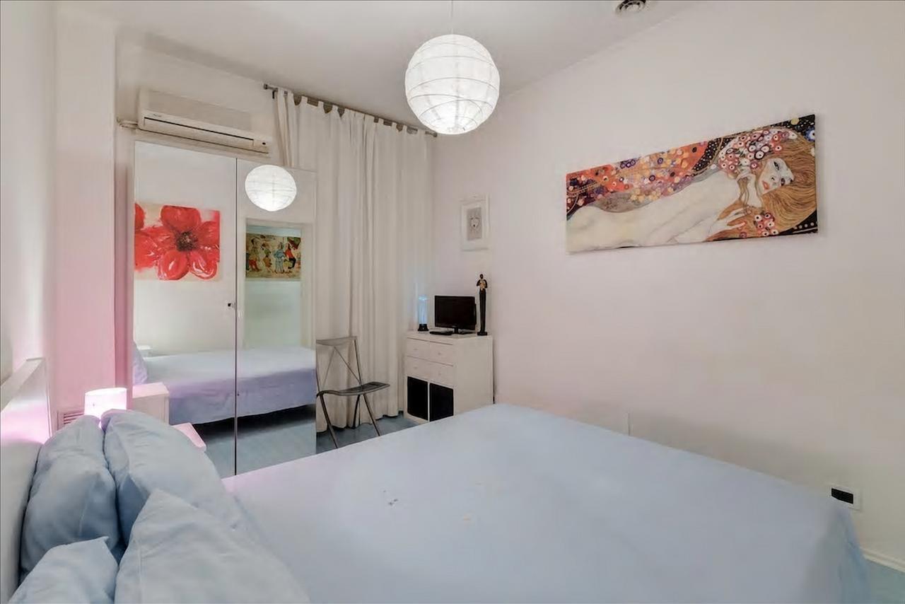 Apartment Jeans Rom