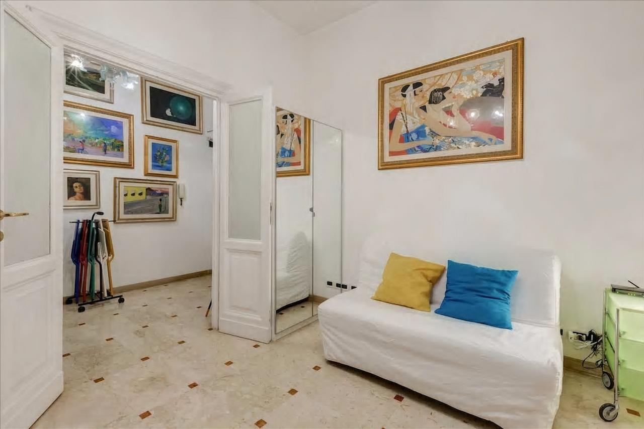 Apartment Jeans Rom