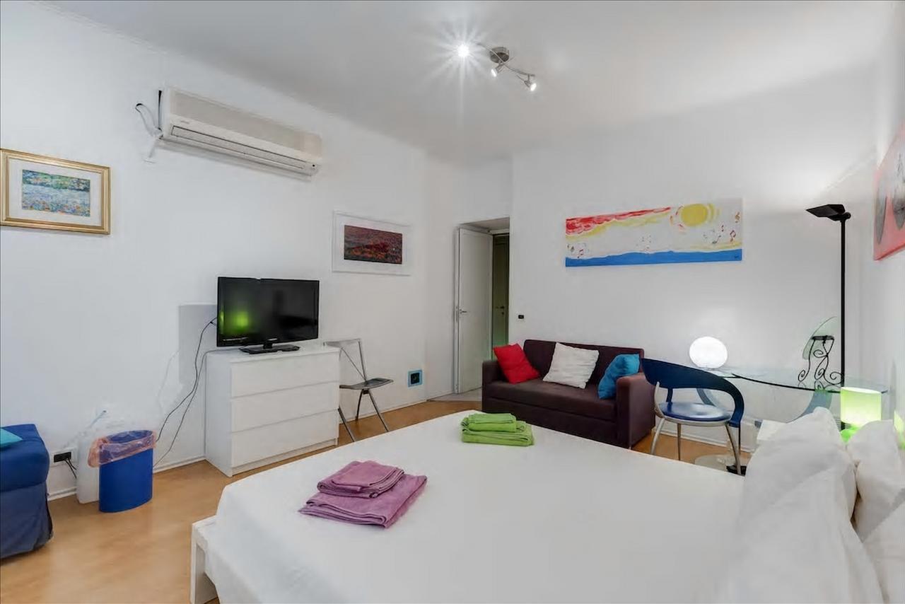 Apartment Jeans Rom
